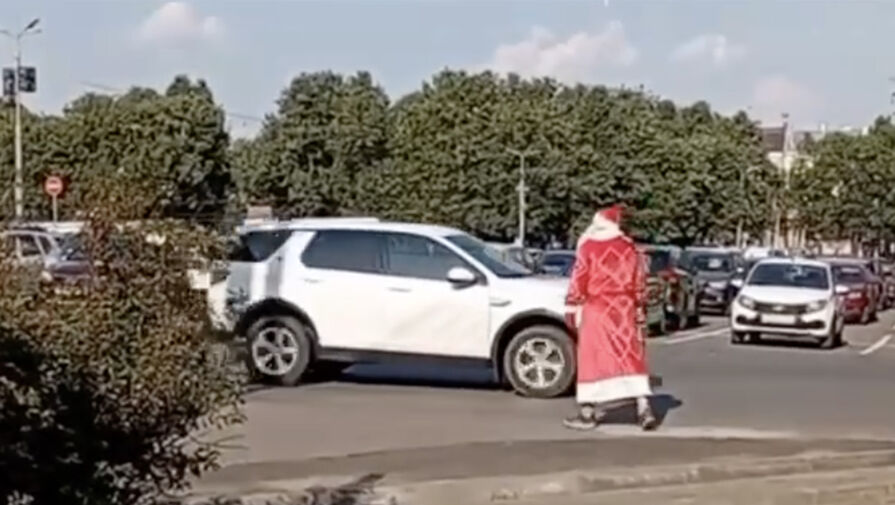 На видео попал Дед Мороз, который прошелся по трассе в 33-градусную жару в Кирове