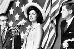 Жаклин Кеннеди, первая леди с 1961 по 1963 год. Одна из самых трагических фигур среди первых леди США. Ей стоило много сил поддерживать «крепкий тыл» для любвеобильного Джона Кеннеди, но убийство президента разрушило ее труды и надежды.
