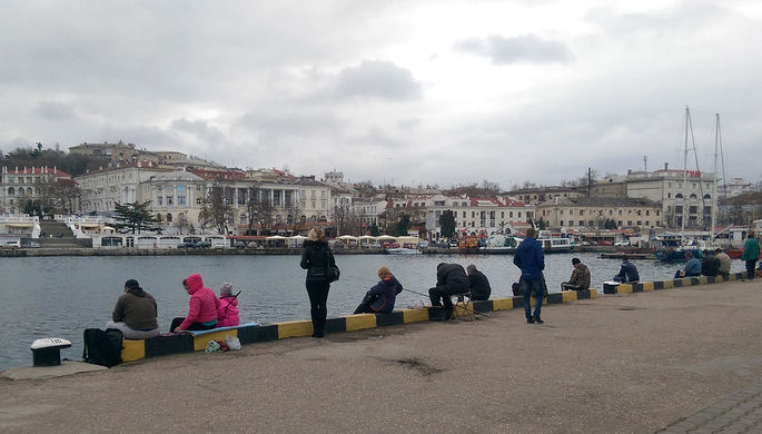 Рыбалка на набережной Севастополя