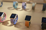 Apple Watch, впервые представленные в 2014 году, с ремешками разных цветов на витрине магазина