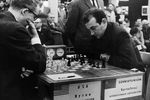 За шахматной доской гроссмейстеры Роберт Бирн (США) и Виктор Корчной (СССР) во время международного турнира, 1960 год
