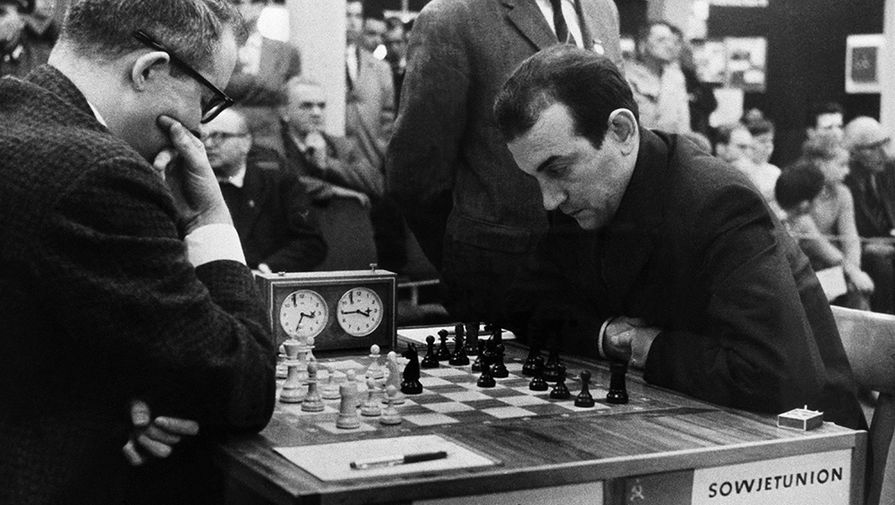 За&nbsp;шахматной доской гроссмейстеры Роберт Бирн (США) и Виктор Корчной (СССР) во время международного турнира, 1960 год