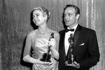 Грейс Келли и Марлон Брандо со своими статуэтками кинопремии «Оскар» как лучший актер и актриса, 1955 год