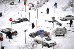 Последствия снегопада на одной из улиц Москвы, 13 февраля 2021 года