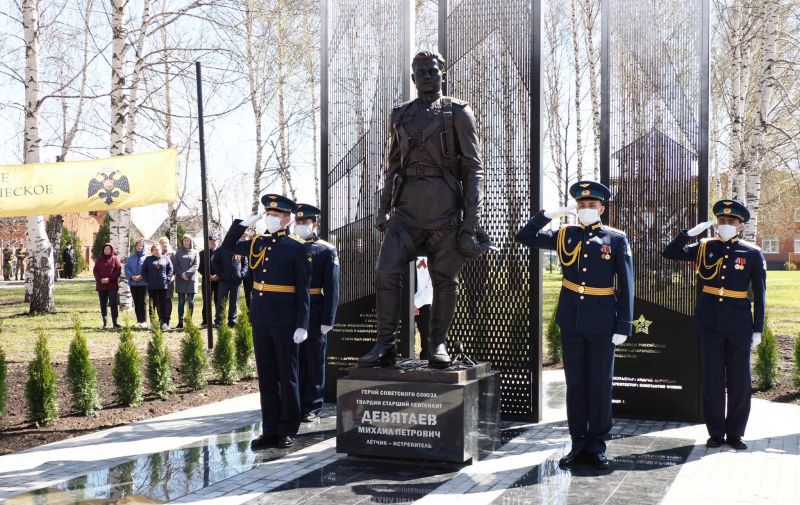 Врио главы Мордовии открыл памятник герою СССР Девятаеву