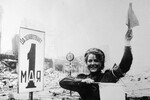 Берлинская наступательная операция. Штурм Рейхстага.
Мария Шальнева (Ненахова), ефрейтор 87-го отдельного дорожно-эксплуатационного батальона, регулирует движение военной техники недалеко от рейхстага в Берлине, 1 мая 1945 года 