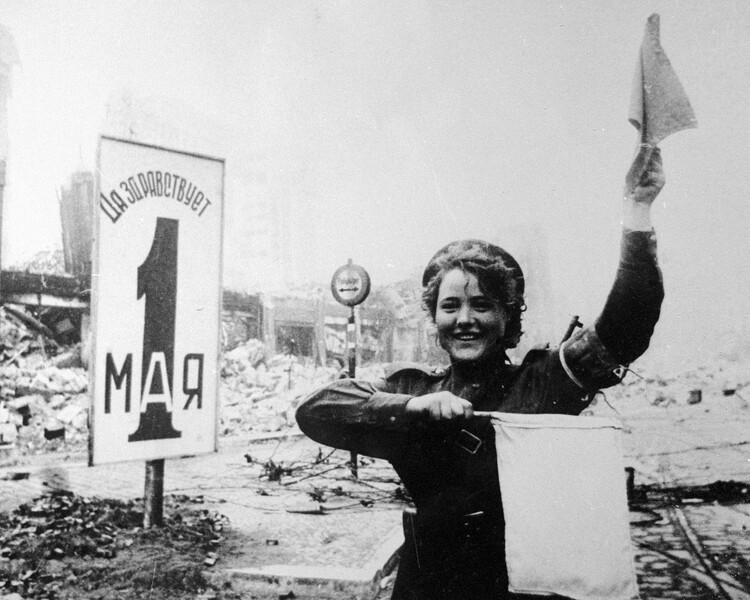 Берлинская наступательная операция. Штурм Рейхстага.
Мария Шальнева (Ненахова), ефрейтор 87-го отдельного дорожно-эксплуатационного батальона, регулирует движение военной техники недалеко от рейхстага в&nbsp;Берлине, 1&nbsp;мая 1945&nbsp;года 