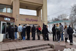 Люди стоят в очереди в цветочный магазин в Лефортово в Москве, 11 апреля 2025 года