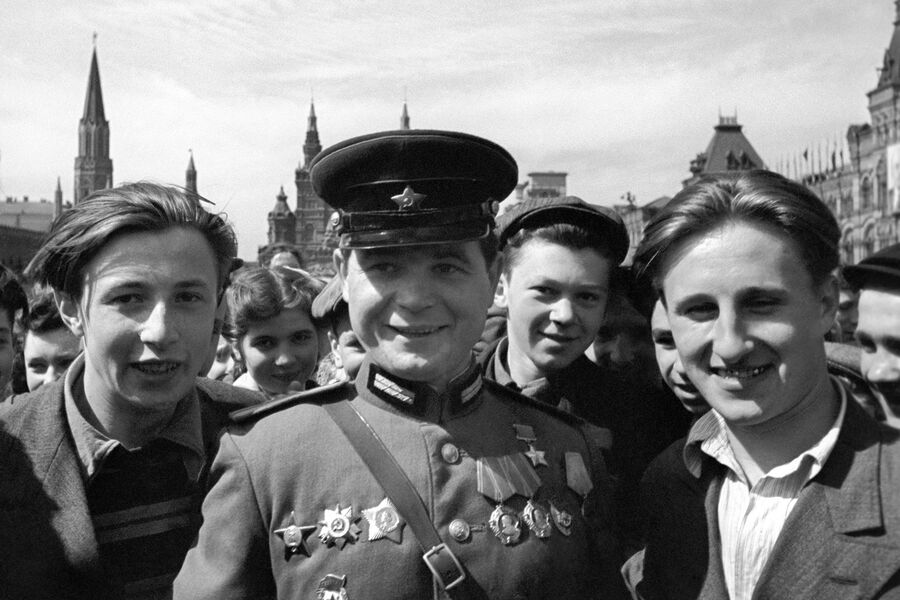 Герой Советского Союза Иван Кобяков (в центре) среди москвичей во время празднования Дня Победы на&nbsp;Красной площади, 9&nbsp;мая 1945&nbsp;года