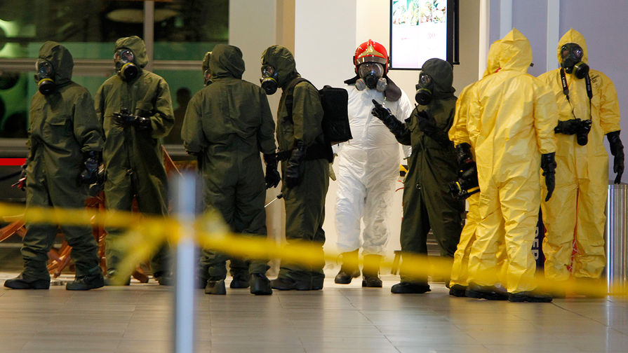 Специалисты в защитных костюмах во время проверки аэропорта Куала-Лумпура после убийства Ким Чен Нама, 26 февраля 2017 года