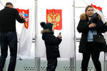 Во время голосования на выборах президента РФ на избирательном участке в Подмосковье, 18 марта 2018 года