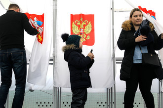 Во время голосования на выборах президента РФ на избирательном участке в Подмосковье, 18 марта 2018 года