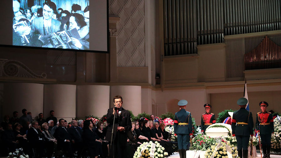 Певец Иосиф Кобзон выступает на&nbsp;церемонии прощания с&nbsp;поэтом Андреем Дементьевым, 29 июня 2018 года