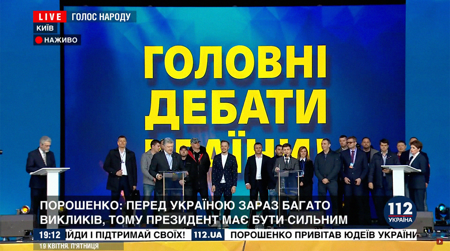 На стадионе «Олимпийский» в Киеве во время дебатов между действующим президентом Украины Петром Порошенко и его соперником в президентской гонке Владимиром Зеленским, 19 апреля 2019 года