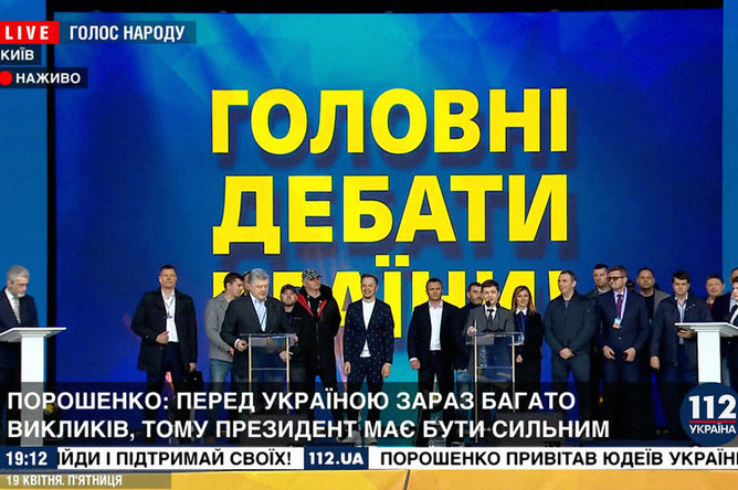 На стадионе «Олимпийский» в Киеве во время дебатов между действующим президентом Украины Петром Порошенко и его соперником в президентской гонке Владимиром Зеленским, 19 апреля 2019 года
