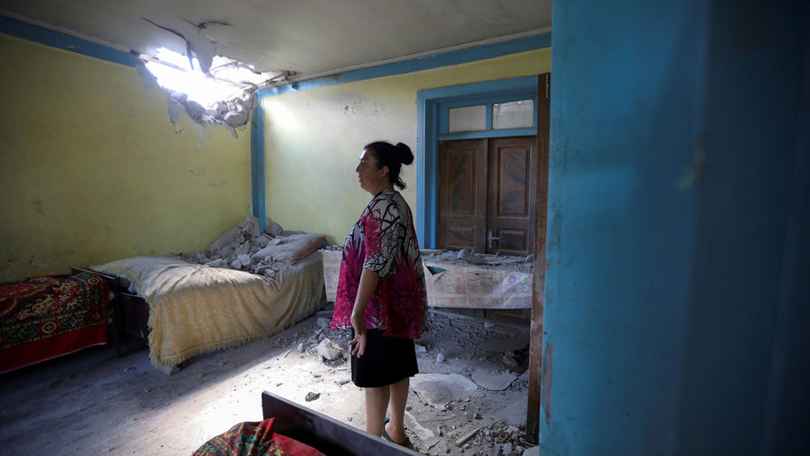 Женщина стоит в&nbsp;доме, пострадавшем результате обстрела, на&nbsp;армяно-азербайджанской границе в&nbsp;селе Дондар Гушчу Товузского района, 15 июля 2020 года 