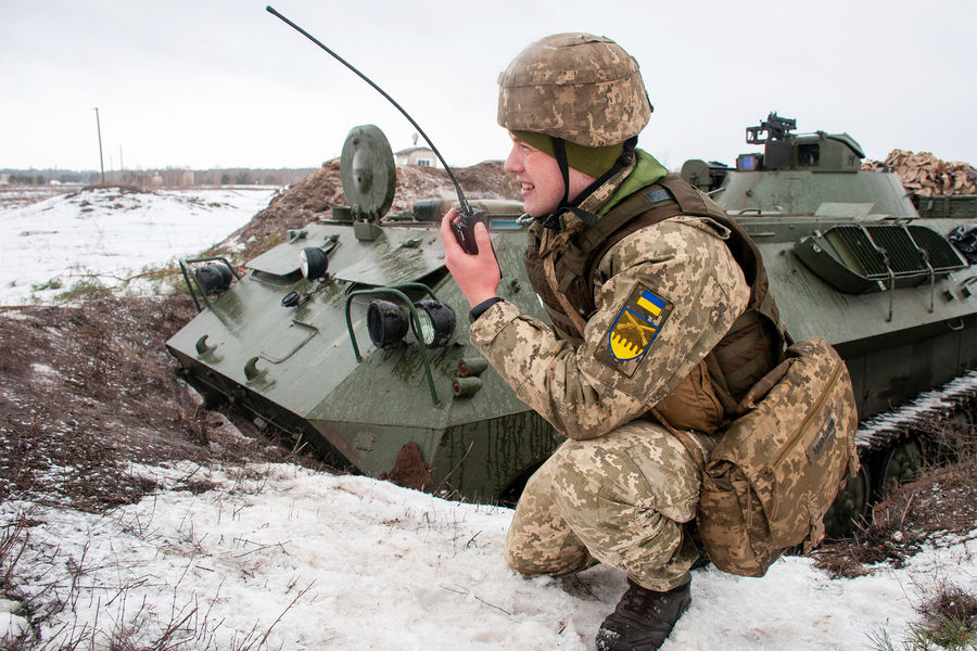 Украинский военнослужащий во время учений недалеко от Харькова, Украина, 10 февраля 2022 года