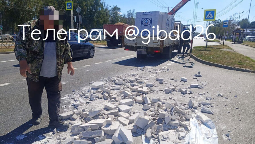 В Ставрополе грузовик завалил дорогу кирпичами