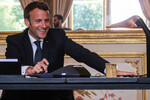 Президент Франции Эммануэль Макрон разговаривает по телефону в своем кабинете