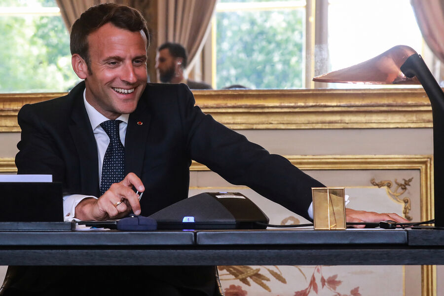 Президент Франции Эммануэль Макрон разговаривает по&nbsp;телефону в&nbsp;своем кабинете