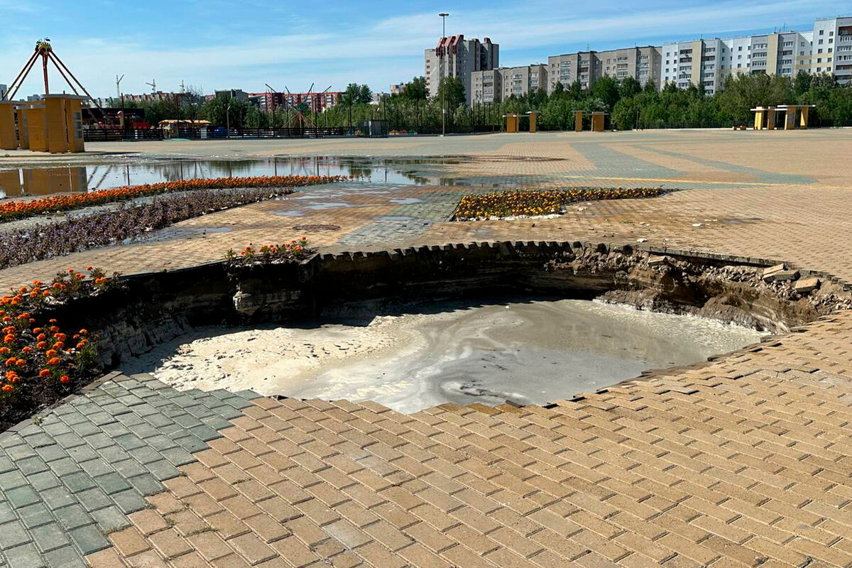 В крупнейшем городе Югры на центральной площади провалилась дорога -  Газета.Ru | Новости