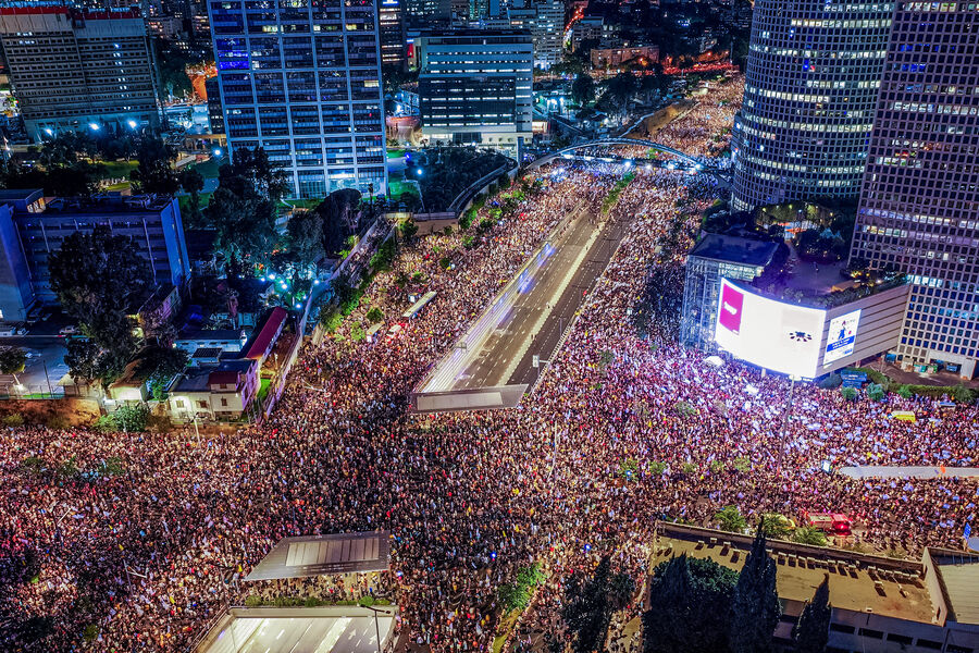 Фотография протестующих, сделанная с&nbsp;помощью дрона, на&nbsp;митинге с&nbsp;требованием заключить соглашение о&nbsp;прекращении огня и немедленно освободить заложников, удерживаемых ХАМАС в&nbsp;секторе Газа.
<br>
<br>Тель-Авив, Израиль. 1&nbsp;сентября 2024&nbsp;г.
