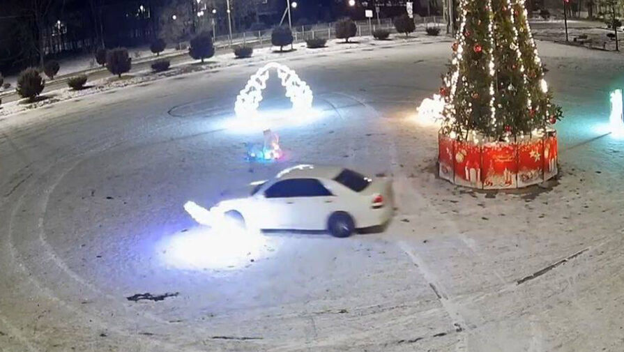 Дрифтер сбил снеговика на площади в Приморье