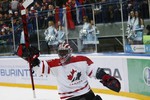 Вратарь сборной Канады ликует — его команда победила одного из главных конкурентов