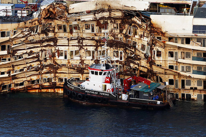 Лайнер Costa Concordia, затонувший два года назад