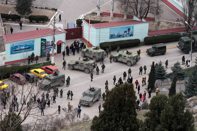 Российские военнослужащие около пограничного поста в Балаклаве