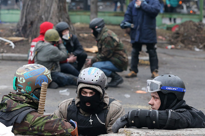 Сторонники оппозиции во время беспорядков в центре Киева