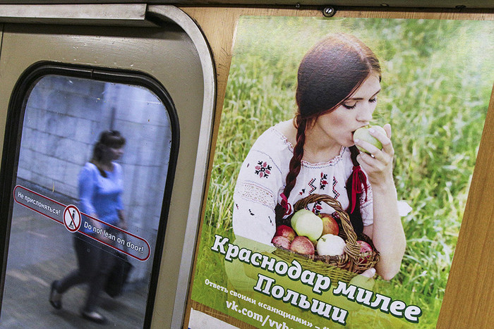 Плакаты с призывом выбирать отечественные продукты в новосибирском метро