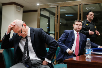 Адвокаты Владимира Евтушенкова Владимир Козин и Максим Музыка (слева направо) во время заседания в Мосгорсуде