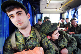 Новобранцы перед отправкой в военную часть