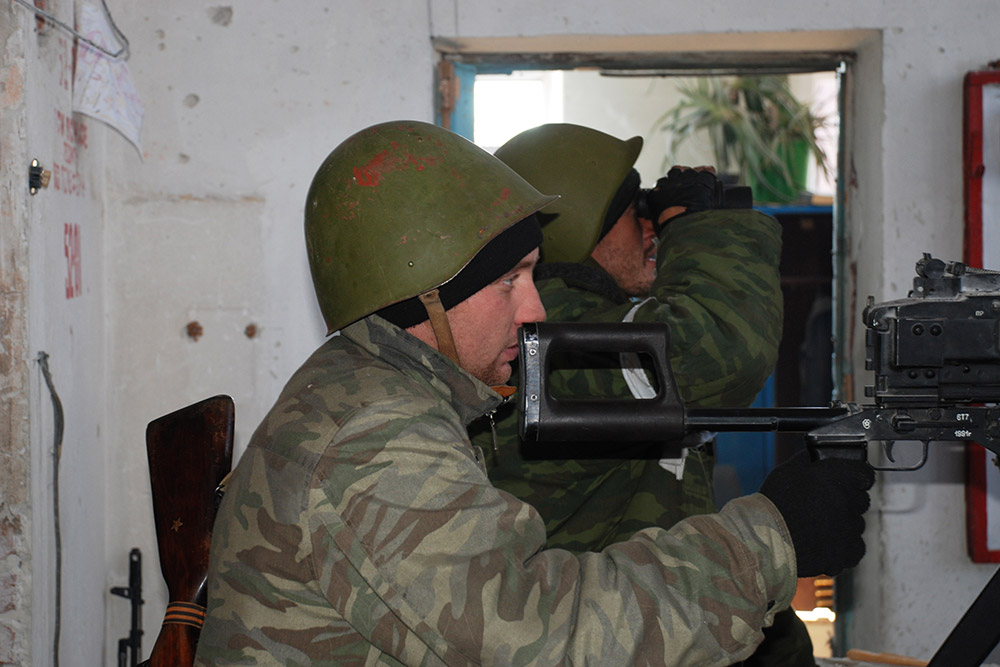Ополченцы Донецкой народной республики во время боя в районе аэропорта города Донецка