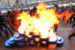 Активисты организации «СМЕРЧ» сжигают автомобильные шины с надписью «4 гривны», протестуя против повышения цен на проезд в метро