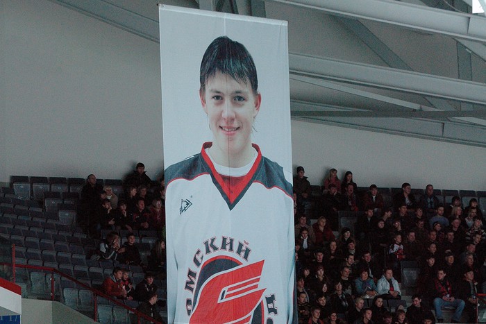 Баннер с изображением Алексея Черепанова на трибунах в Омске