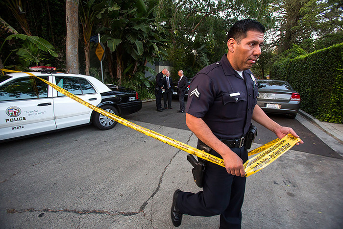 Полицейский около дома Эндрю Гетти в Лос-Анджелесе