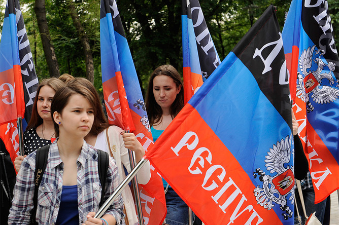 Жители Донецка в Международный день защиты детей на митинге «Мы вас помним» в память о детях Донбасса, которые погибли в результате обстрелов города