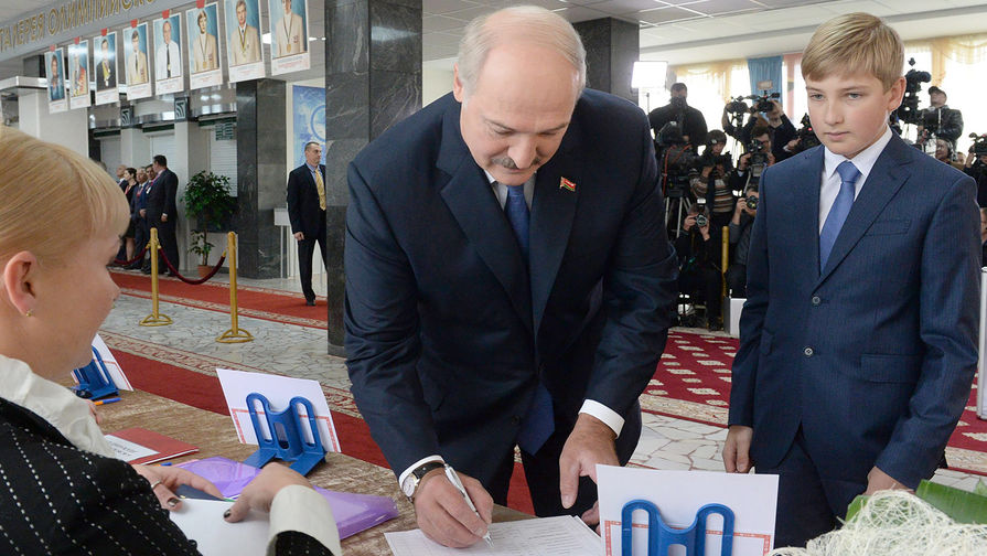 Президент Белоруссии Александр Лукашенко с сыном Николаем во время голосования на избирательном участке №1