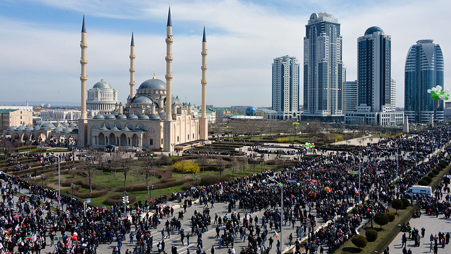 Местные жители во время празднования Дня конституции Чеченской Республики перед&nbsp;Центральной мечетью в&nbsp;Грозном
