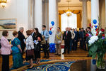 Посол США в России Джон Теффт встречает гостей на приеме по случаю Дня независимости США
