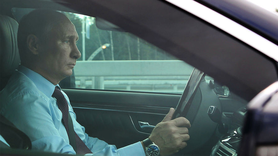 Президент России Владимир Путин за рулем автомобиля в Санкт-Петербурге, 2013 год