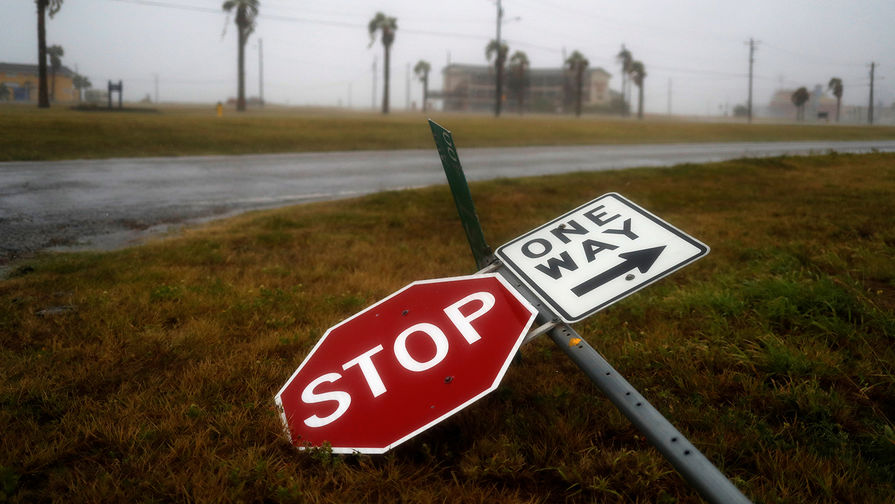Дорожный знак, поваленный ураганом «Харви» в Корпус Кристи, штат Техас, 25 августа 2017