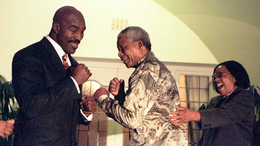 Эвандер Холифилд с&nbsp;президентом ЮАР Нельсоном Манделой и его супругой Грасой Машел во время встречи в&nbsp;президентской резиденции в&nbsp;Йоханнесбурге, 1997&nbsp;год
