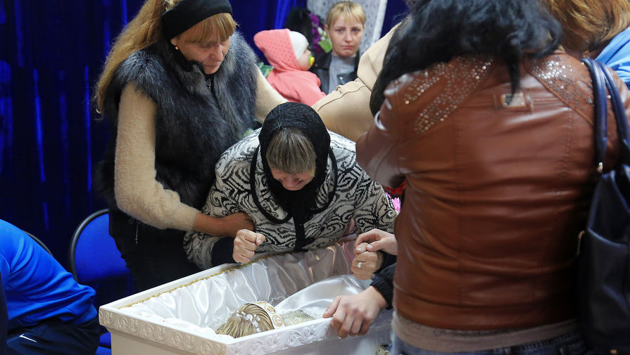 В Киселевске похоронили убитых 10-летних школьниц