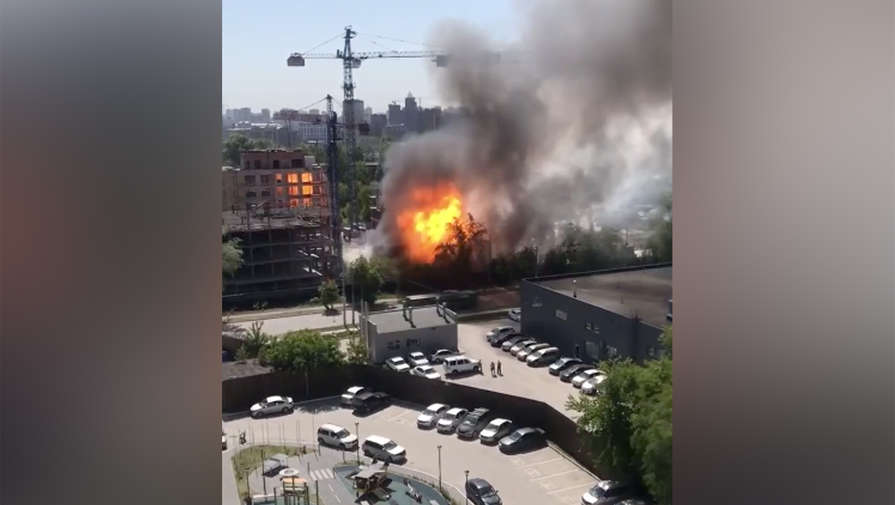 В Новосибирске взрыв газового баллона на стройке жилого дома привел к пожару