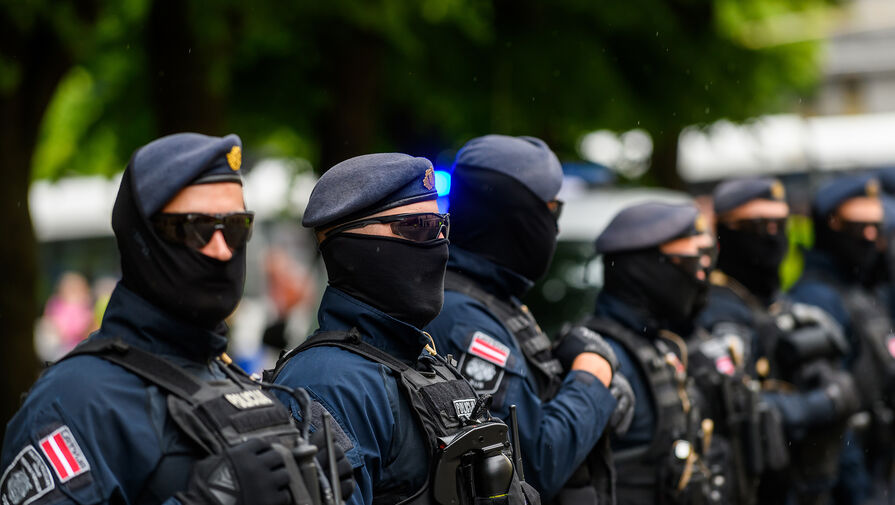 Полиция Латвии задержала в День Победы шесть человек за песни