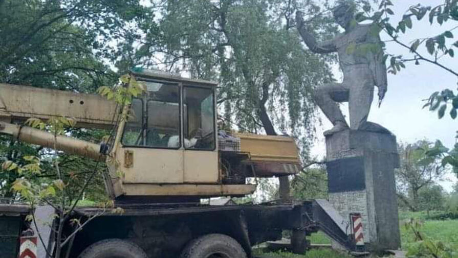 На западе Украины за сутки демонтировали два памятника советским солдатам