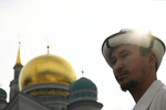 Верующий на празднике Курбан-байрам у Московской соборной мечети, 6 июня 2025 года